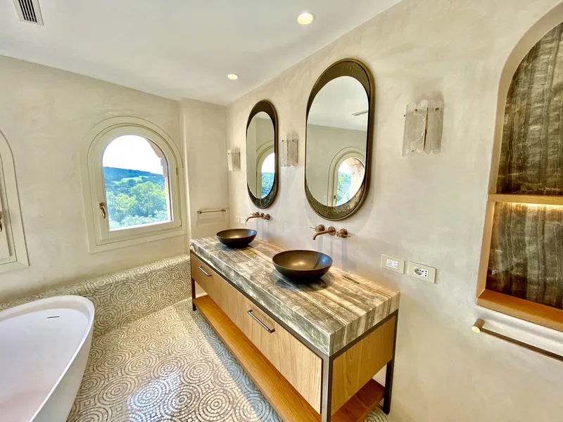 Bagno di pregio con finestre ad arco